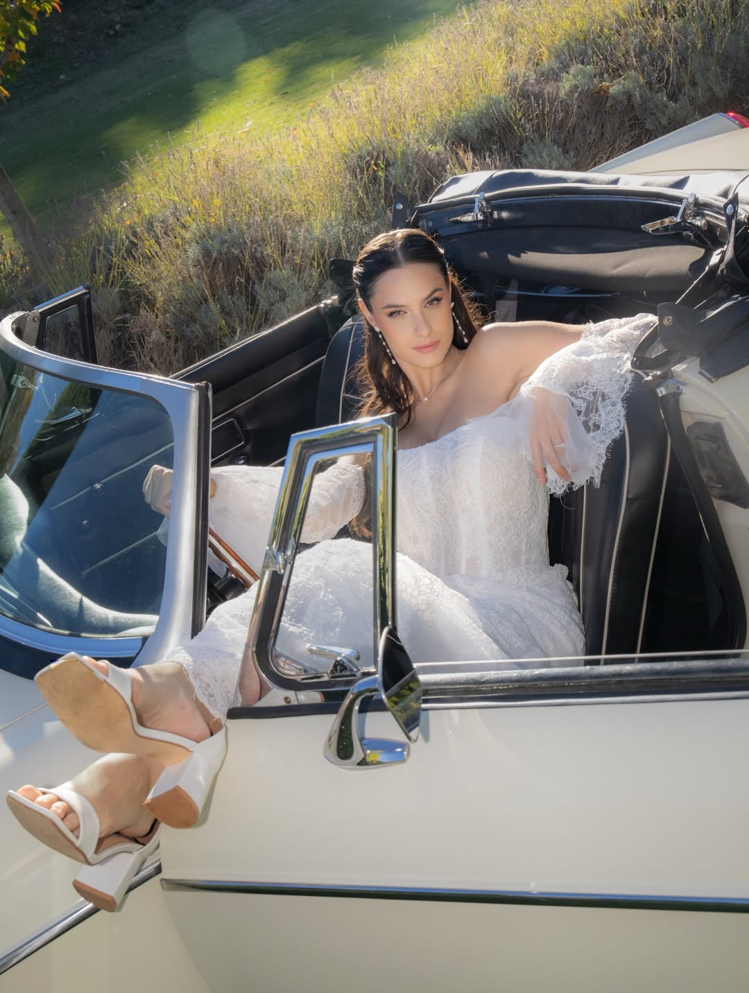 Mariée élégante dans une voiture vintage