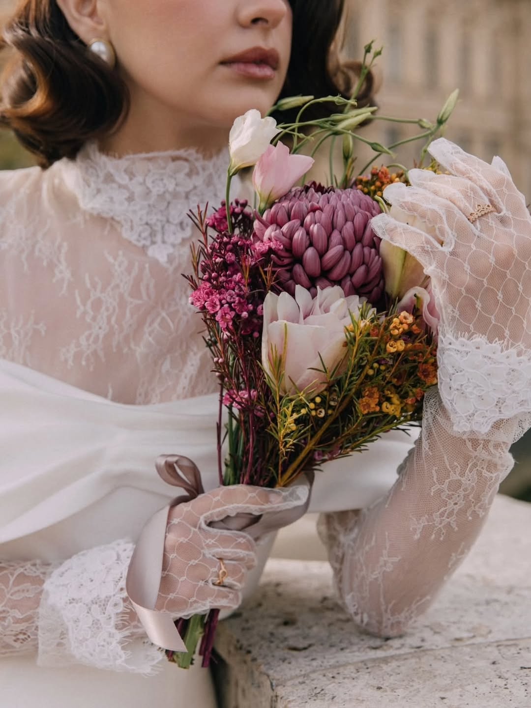 Mains de mariée tenant bouquet