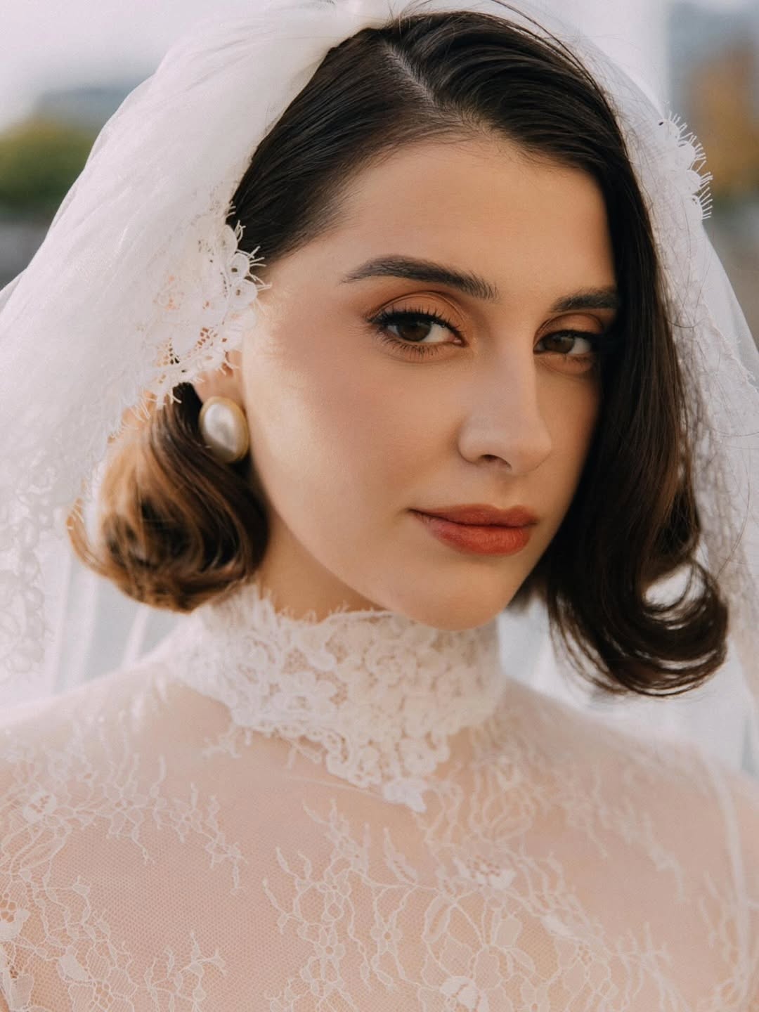 Portrait profil de mariée avec voile