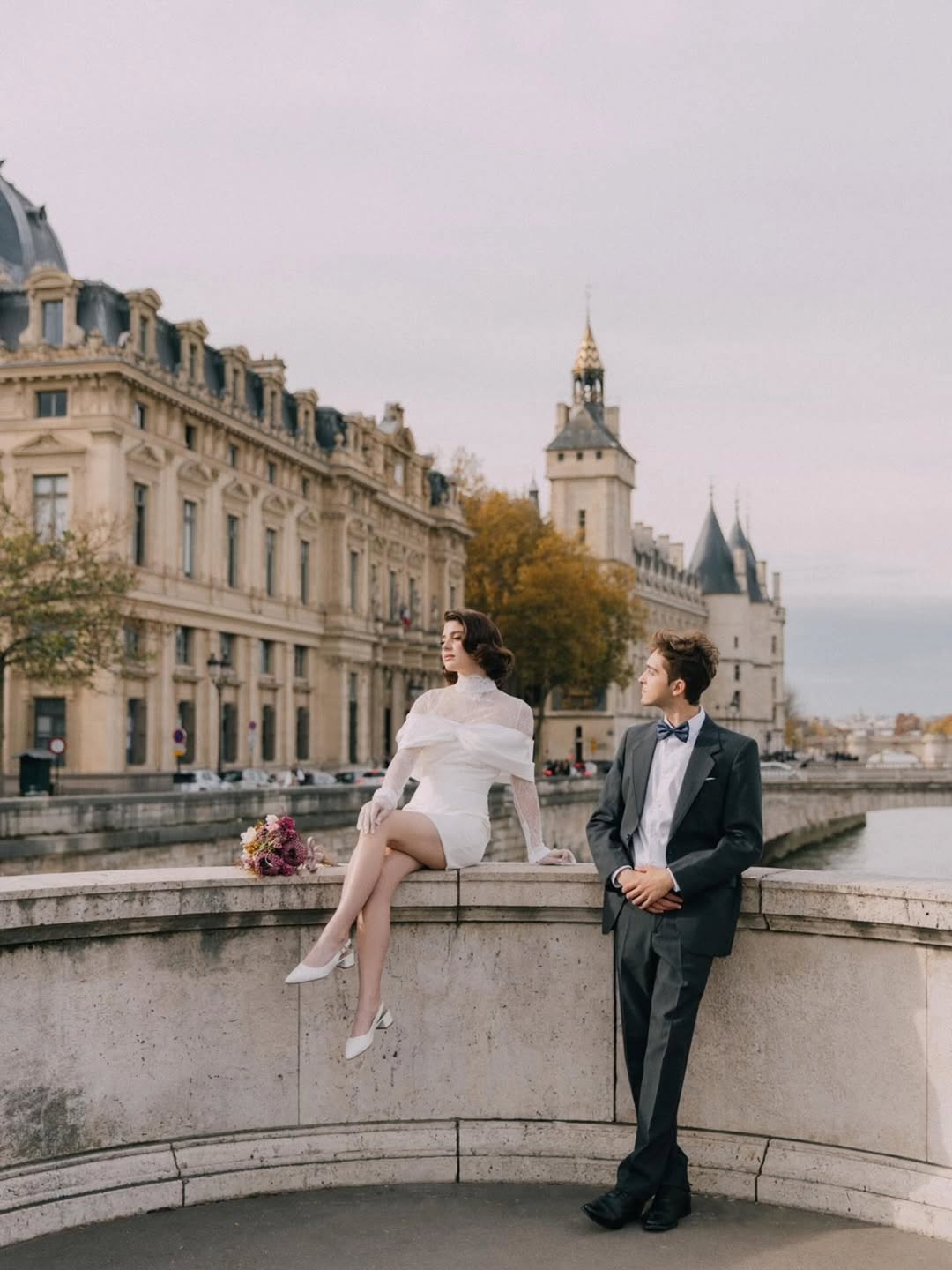 Couple assis près du château de Conciergerie