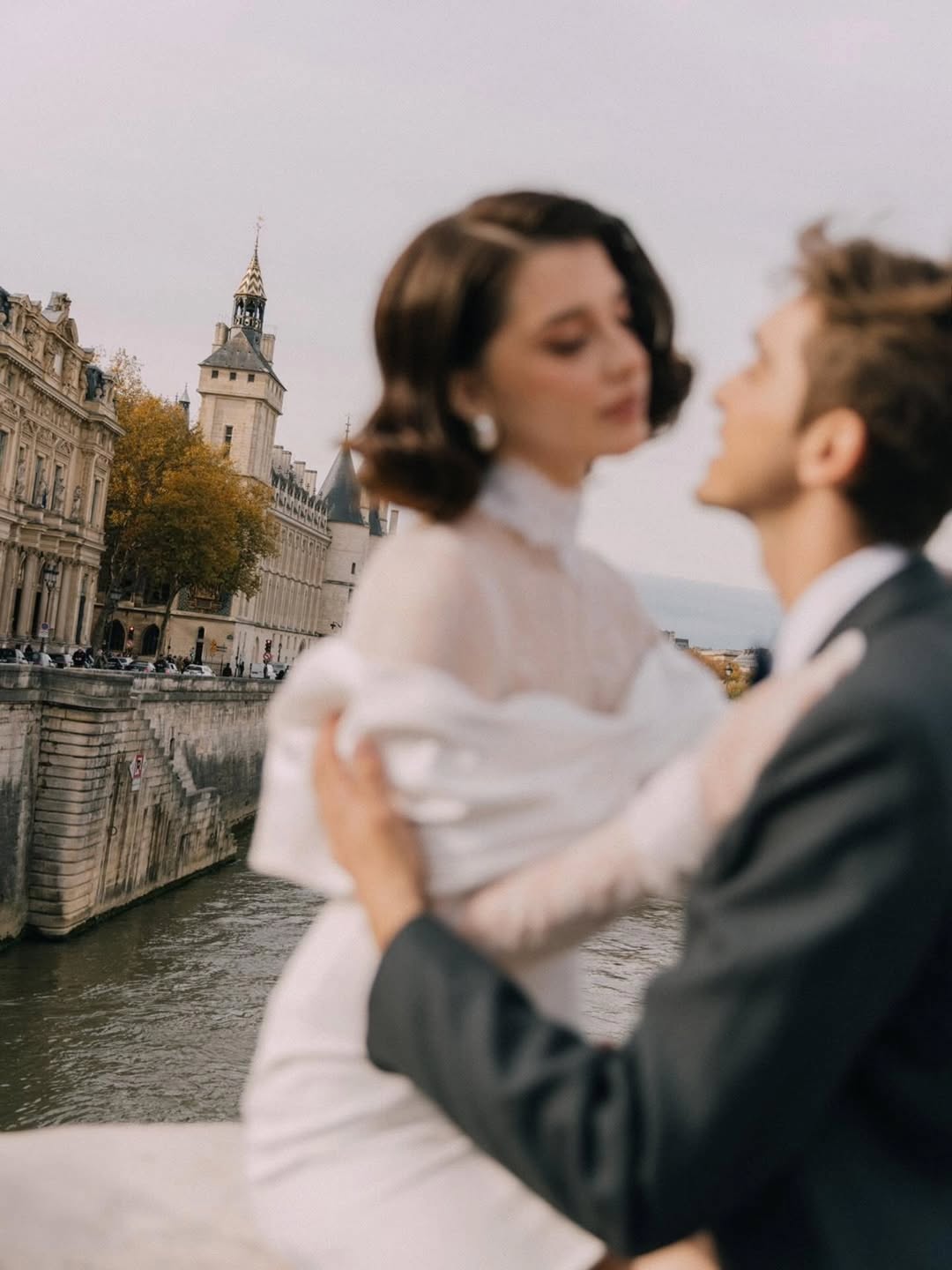 Couple flou avec château en arrière-plan