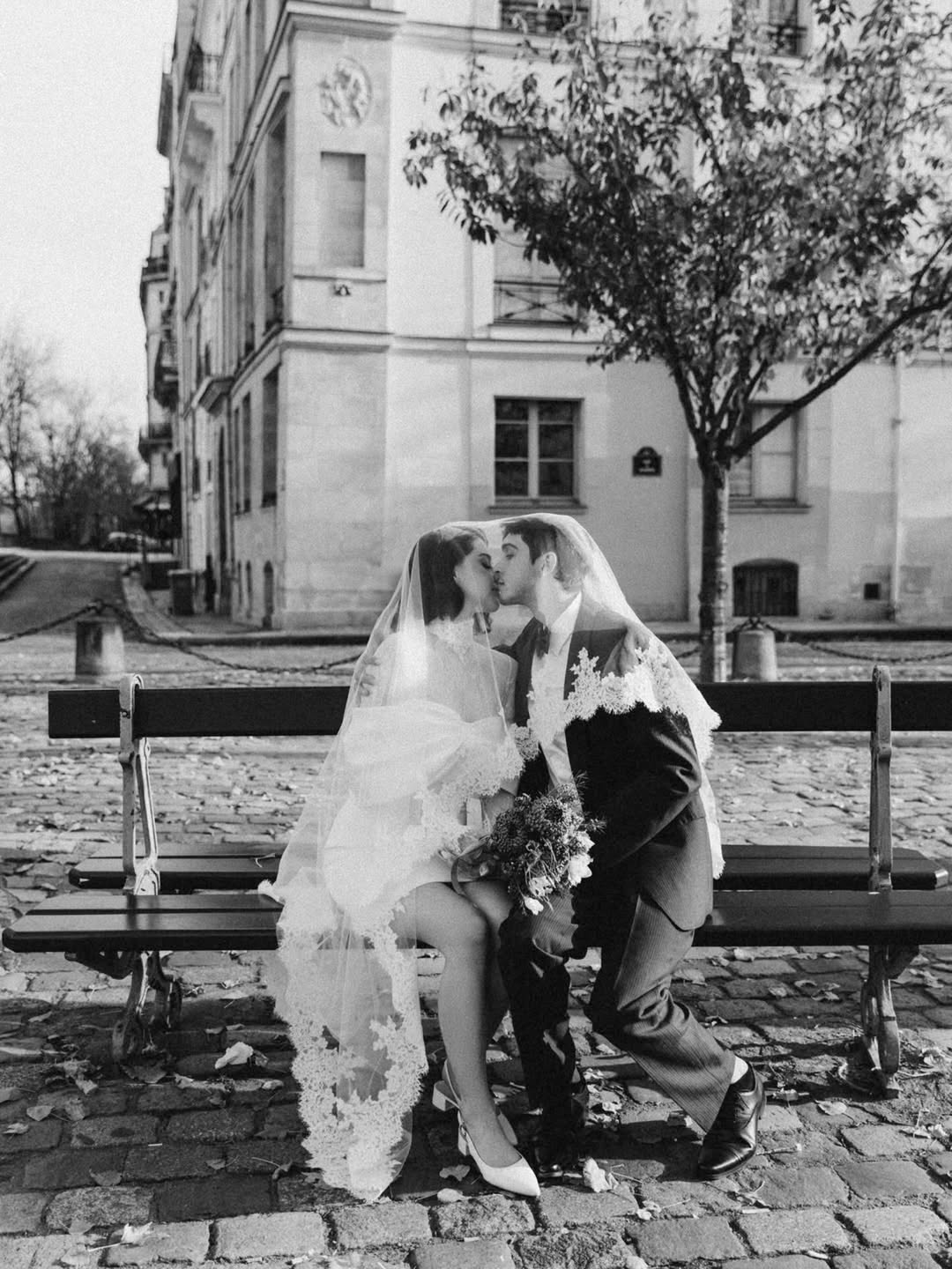 Couple s'embrassant en noir et blanc