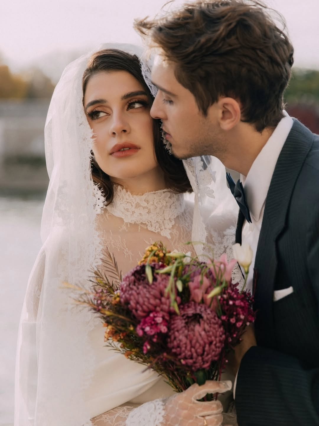 Couple tendre près de l'eau