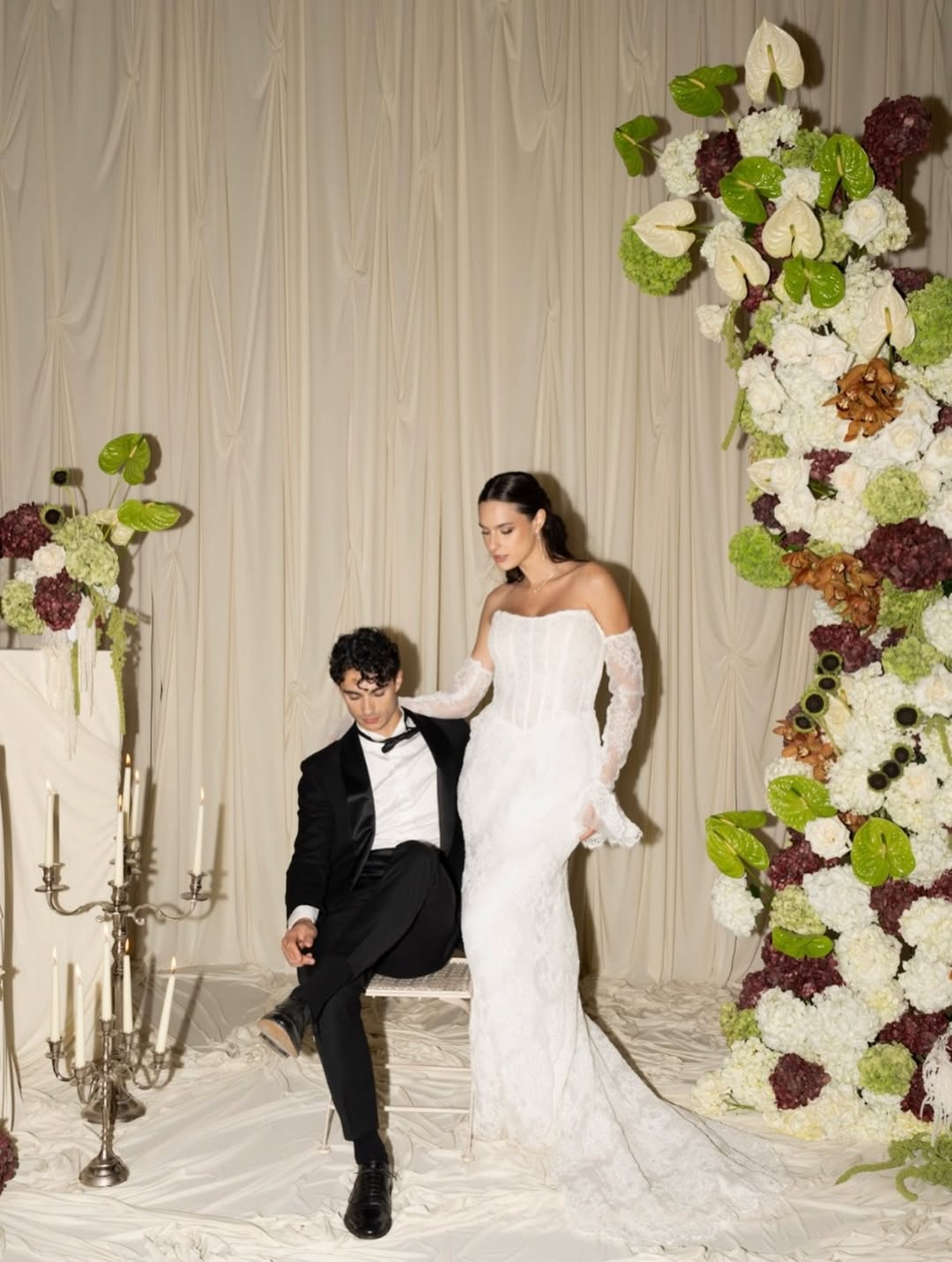 Portrait de couple avec décor floral