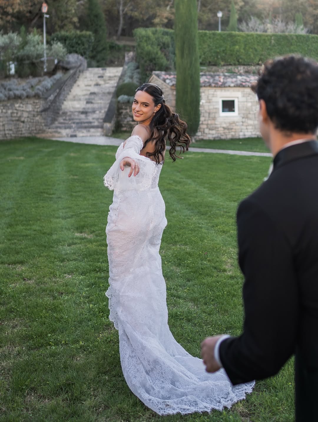 Mariée dans un jardin provençal