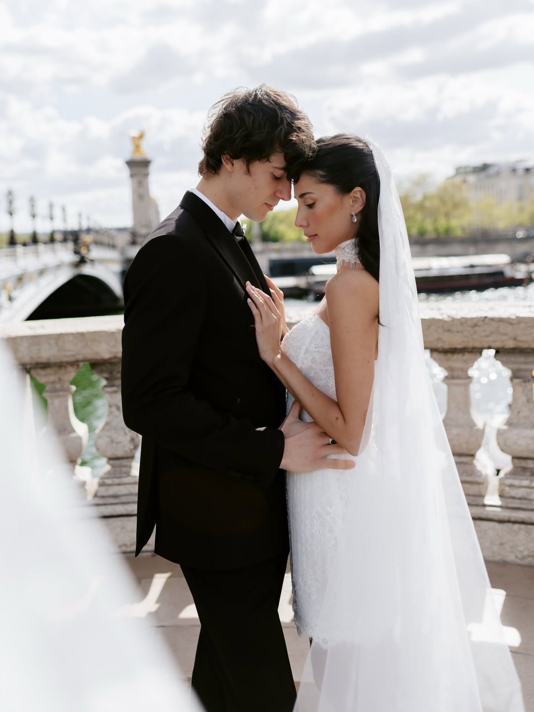 Couple sur balcon parisien